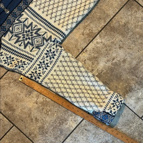 Vintage Dale of Norway Wool Cardigan With Pewter Claps Traditional Norwegian - Picture 7 of 9